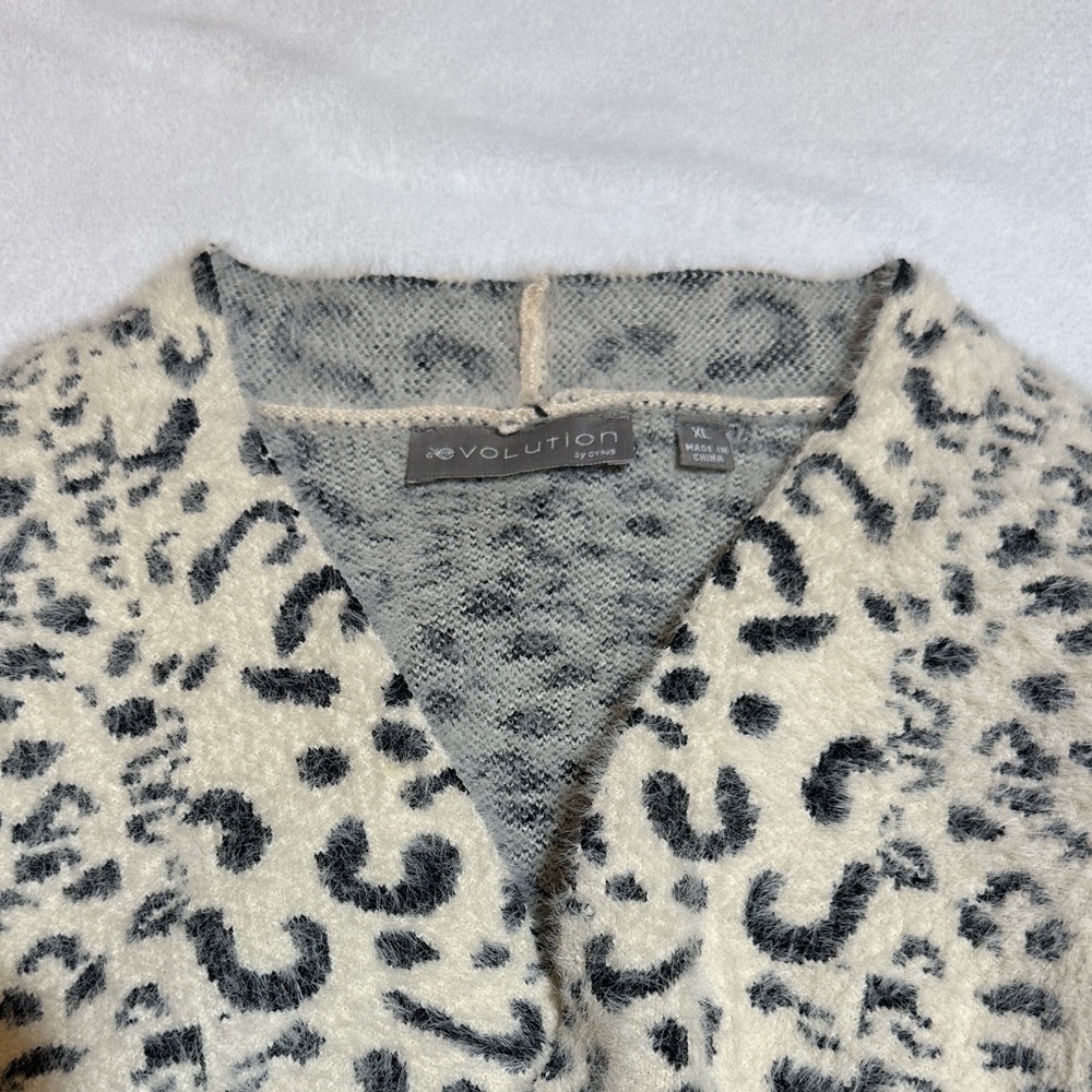 EUC revolution by Cryus cream Leopard Print fuzzy knit Cardigan Sweater xl - Picture 2 of 4
